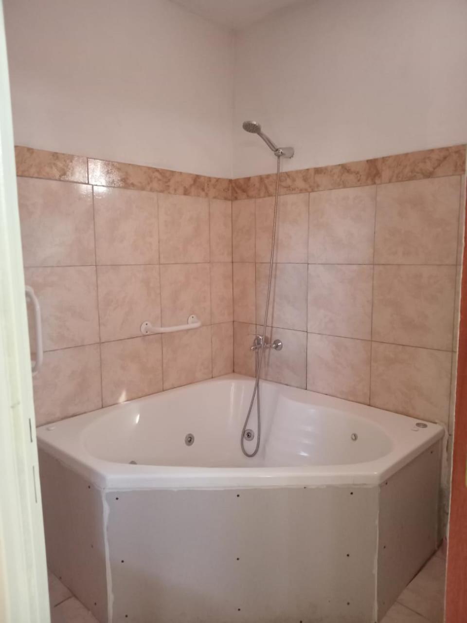 Bardas Del Limay Dormi-Con Hidromasaje - Totalmente Equipado Plottier Exterior foto